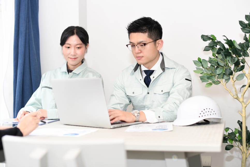 パソコンに向かって作業する男女