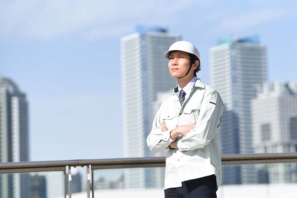 パソコンに向かって作業する男女